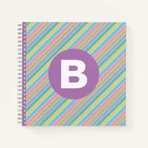 Farbenfrohe diagonale Candy-Streifen lila Monogram Notizbuch