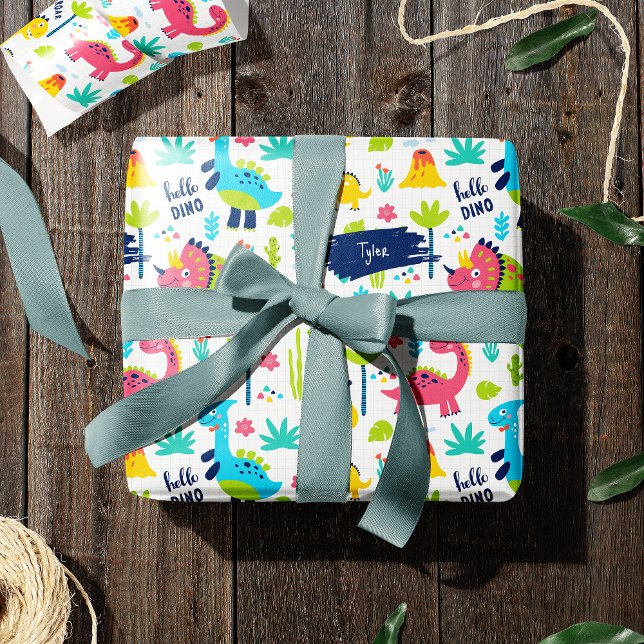 Farbenfrohe Dinosaurier-Muster mit Kindernamen Geb Geschenkpapier (Von Creator hochgeladen)