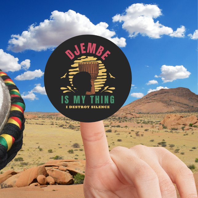 Farbenfrohe Djembe ist mein Ding afrikanischer Tro Runder Aufkleber (Colorful Djembe Illustration on a black Round Sticker)