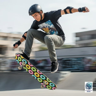 Farbenfrohe Donuts mit Sprinklen Skateboard