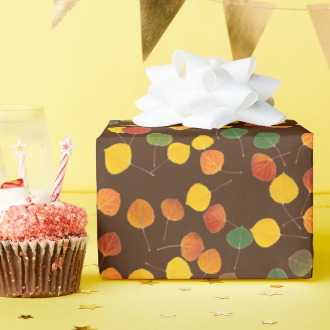 Farbenfrohe Fall Aspen Blätter über braunen Jeden  Geschenkpapier (Geburtstagsparty)