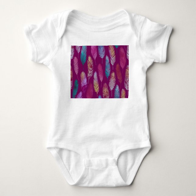 Farbenfrohe Federn: lila Hintergrundmuster. Baby Strampler (Vorderseite)