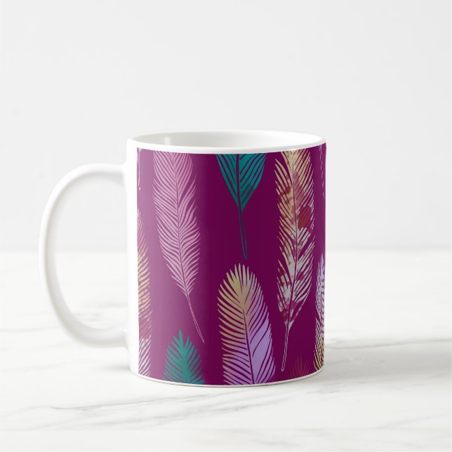 Farbenfrohe Federn: lila Hintergrundmuster. Kaffeetasse (Links)