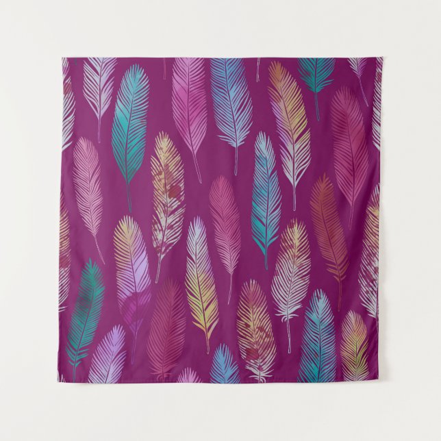 Farbenfrohe Federn: lila Hintergrundmuster. Wandteppich (Vorderseite)