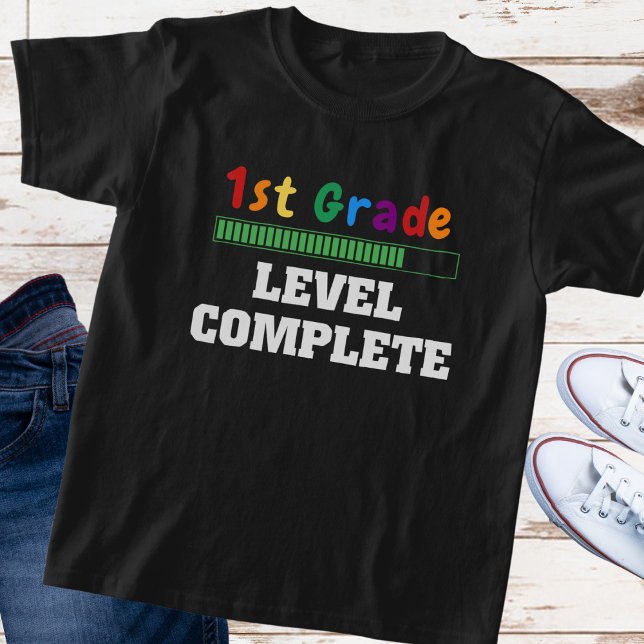 Farbenfrohe "First Grade, Level Complete"-Kinderbe T-Shirt (Von Creator hochgeladen)