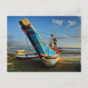 Farbenfrohe Fischerboote am Meer Postkarte