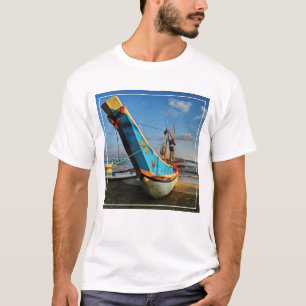 Farbenfrohe Fischerboote am Ozean T-Shirt