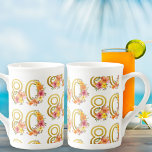 Farbenfrohe Flora 80. Geburtstag Gold Nummer 80 Pa Prozellantasse<br><div class="desc">Geburtstagsgeschenk Tasse mit farbenfrohen Mustern der Goldnummer 80 mit hübschen Blume dekoriert. Feminines und elegantes Design mit floralen Aquarellbildern in Rosa-Gelb-Orange und lila. Ideal für die 80. Geburtstagsfeier,  das Frühlings- oder Sommergeburtstag Lunch,  das Garden Tee Party etc.</div>