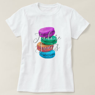 Farbenfrohe französische Macarons illustrieren Shi T-Shirt