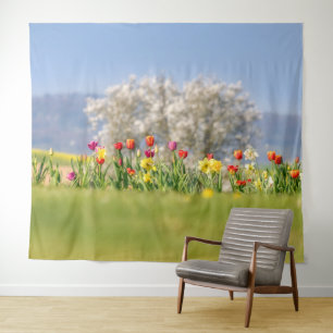 Farbenfrohe Frühlingsblumen mit Tulpen und Affodie Wandteppich
