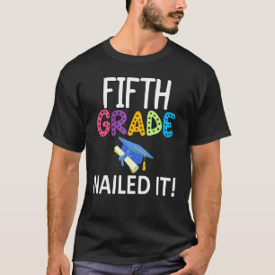 Farbenfrohe Fünfte Klasse nagelte it Grammatikschu T-Shirt