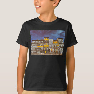 Farbenfrohe Gebäude im Ribeira Bezirk in Porto T-Shirt
