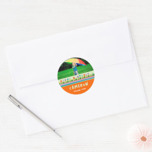 Farbenfrohe Geburtstagsbahn des Kindes Geburtstags Runder Aufkleber