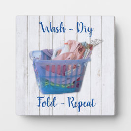 Farbenfrohe geflochtene Wäsche über Gefahren in bl Fotoplatte