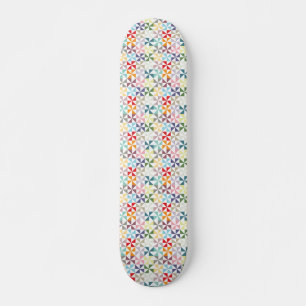 Farbenfrohe geometrische Pinwheel Skateboard