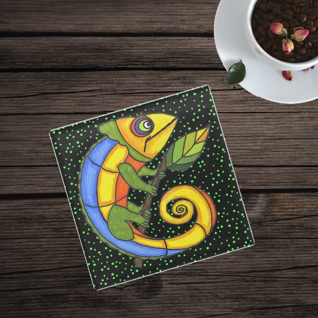 Farbenfrohe, geschwungene Eidechse Big Circle Eyes Glasuntersetzer (Colourful fantasy lizard on leaf green dots on black glass drink coaster.)