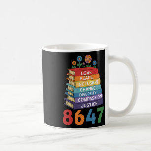 Farbenfrohe gestapelte Bücher für den Wandel Anti Kaffeetasse