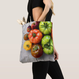 Farbenfrohe gestreifte Tomaten auf Wettertisch