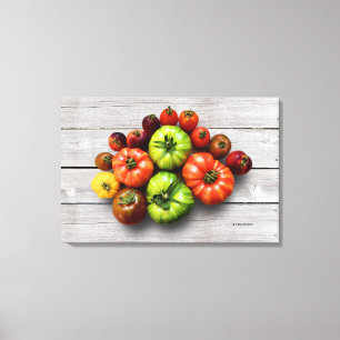 Farbenfrohe gestreifte Tomaten auf Wettertisch Leinwanddruck