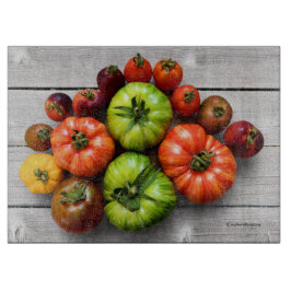 Farbenfrohe gestreifte Tomaten auf Wettertisch Schneidebrett