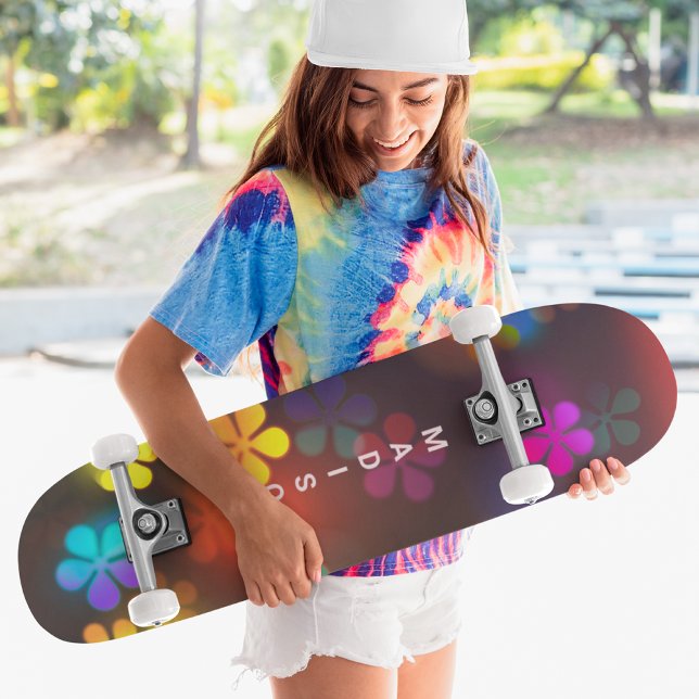 Farbenfrohe Girl Floral Personalisierter Name Skateboard (Von Creator hochgeladen)