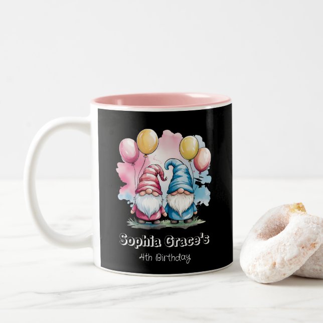 Farbenfrohe Gnome mit Ballons Zweifarbige Tasse (Mit Donut)
