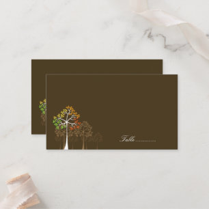 Farbenfrohe Herbstbäume auf brauner Hochzeitsparty Platzkarte