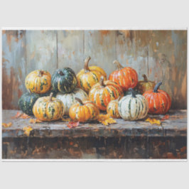 Farbenfrohe Herbstpumpen auf rustikaler Tafeldekou Seidenpapier