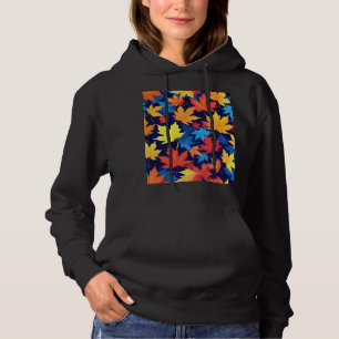 Farbenfrohe Herbstüberreste im dunkelblauen Hinter Hoodie