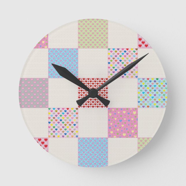 Farbenfrohe Herz-Quilt-Muster Runde Wanduhr (Vorderseite)