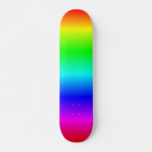 Farbenfrohe Holzzaunplanken Regenbogenskateboard Skateboard