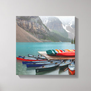 Farbenfrohe Kanus am Moraine Lake Leinwanddruck