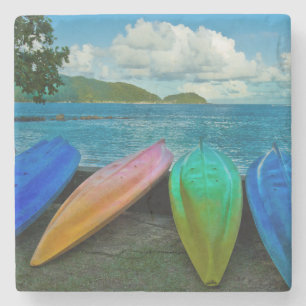 Farbenfrohe Kanus am Strand von Pago Pago Steinuntersetzer