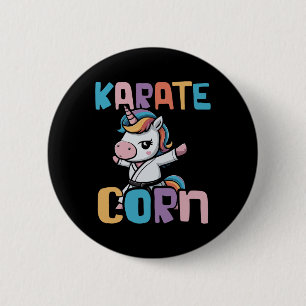 Farbenfrohe Karate Einhorn in Aktion mit Regenboge Button