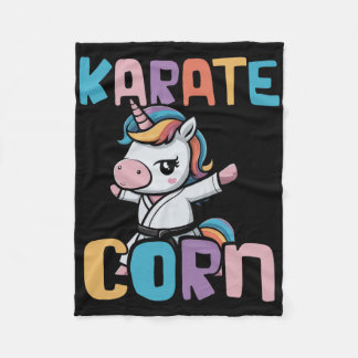 Farbenfrohe Karate Einhorn in Aktion mit Regenboge Fleecedecke