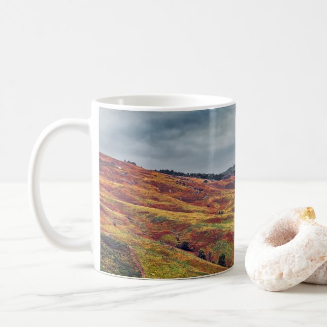 farbenfrohe, karge Hügel und Berglandschaft Kaffeetasse (Mit Donut)