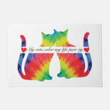 Farbenfrohe Katzen vor der Tür