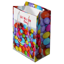 Farbenfrohe Kinder mit Süßigkeiten werden gut Mittlere Geschenktüte