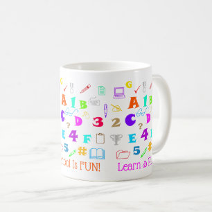 Farbenfrohe Kinderschulmaterial, Briefe und Zahlen Kaffeetasse