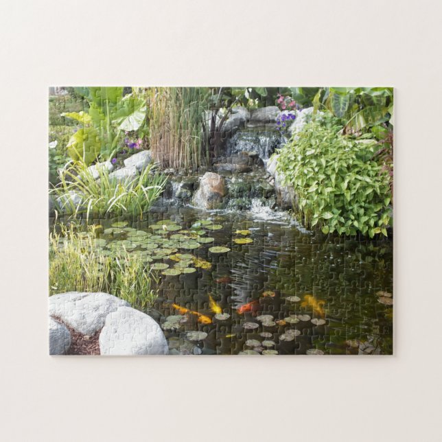 Farbenfrohe Koi im Lily-Teich mit Wasserfall Puzzle (Horizontal)