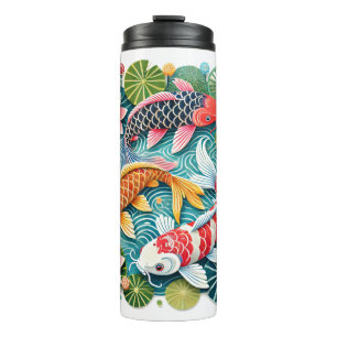 Farbenfrohe Koi Schwimmen in Lotus Gefüllter Teich Thermosbecher