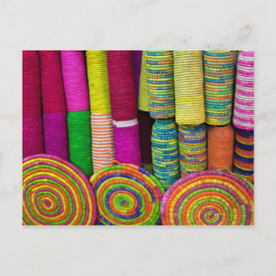 Farbenfrohe Körbe auf dem Markt Postkarte