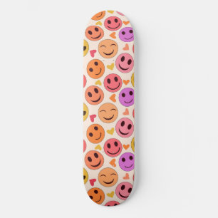 Farbenfrohe lächelnde glückliche Gesichter mit Her Skateboard