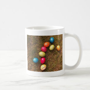 Farbenfrohe lackierte Eier im Garten, Ostereier Kaffeetasse