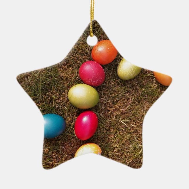 Farbenfrohe lackierte Eier im Garten, Ostereier Keramik Ornament (Vorne)