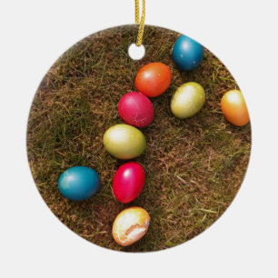Farbenfrohe lackierte Eier im Garten, Ostereier Keramikornament