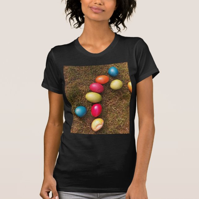 Farbenfrohe lackierte Eier im Garten, Ostereier T-Shirt (Vorderseite)