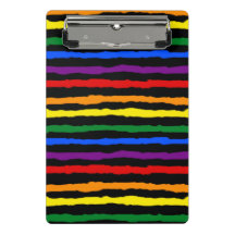 Farbenfrohe, lebendige Streifen Regenbogen auf ben