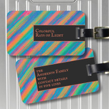 Farbenfrohe Lichtstrahlen fallen in Dunkelheit