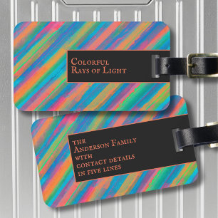 Farbenfrohe Lichtstrahlen fallen in Dunkelheit Gepäckanhänger